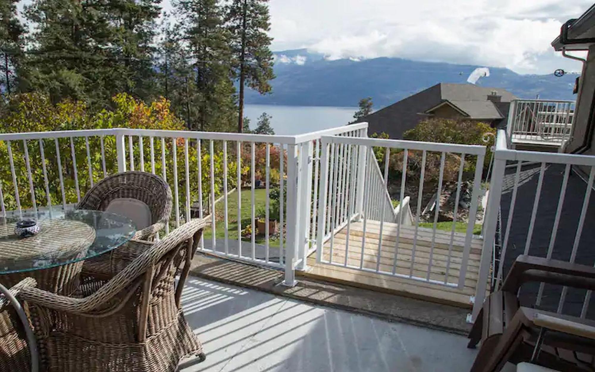 At The Top Of The Hill Peachland Exterior photo