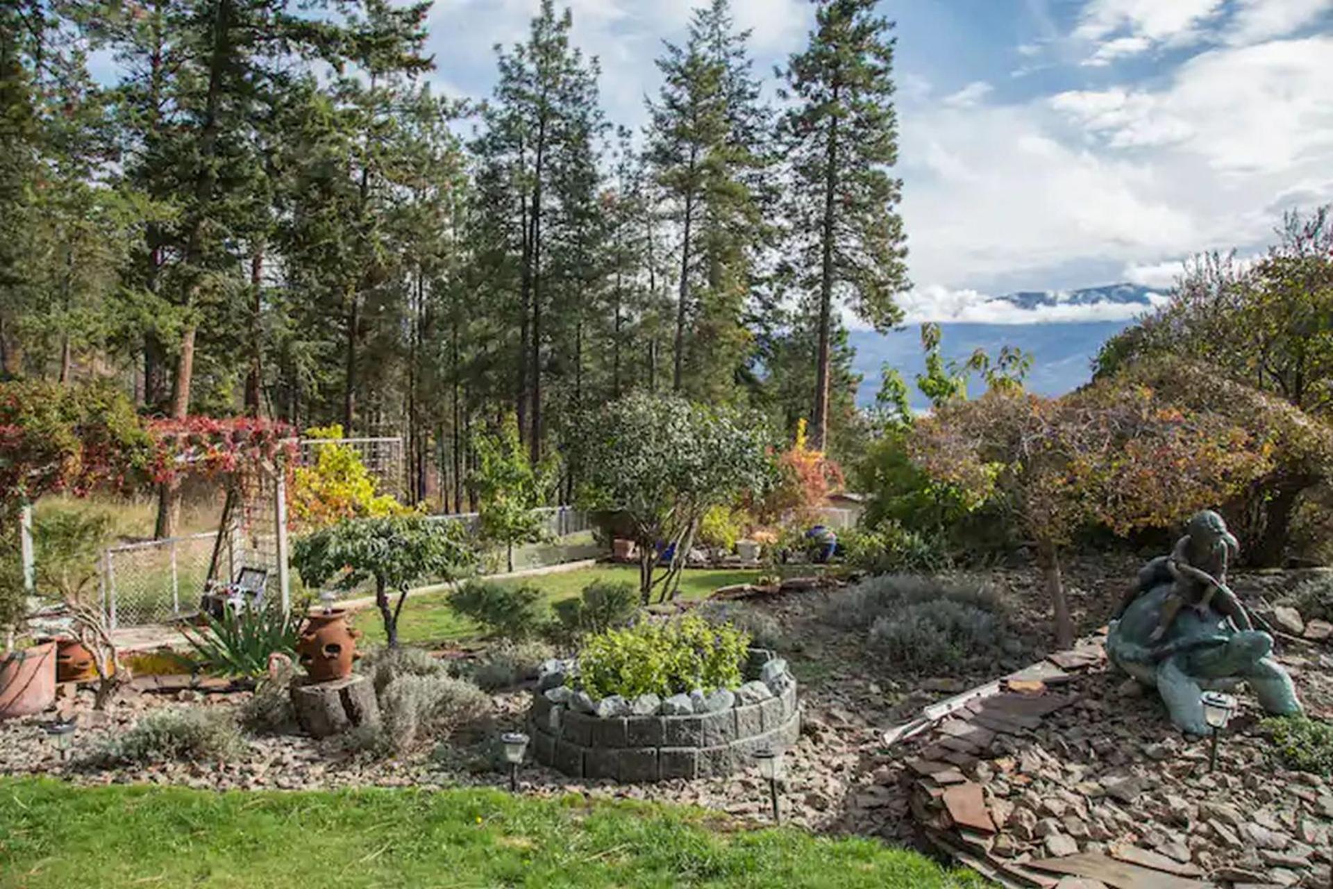 At The Top Of The Hill Peachland Exterior photo