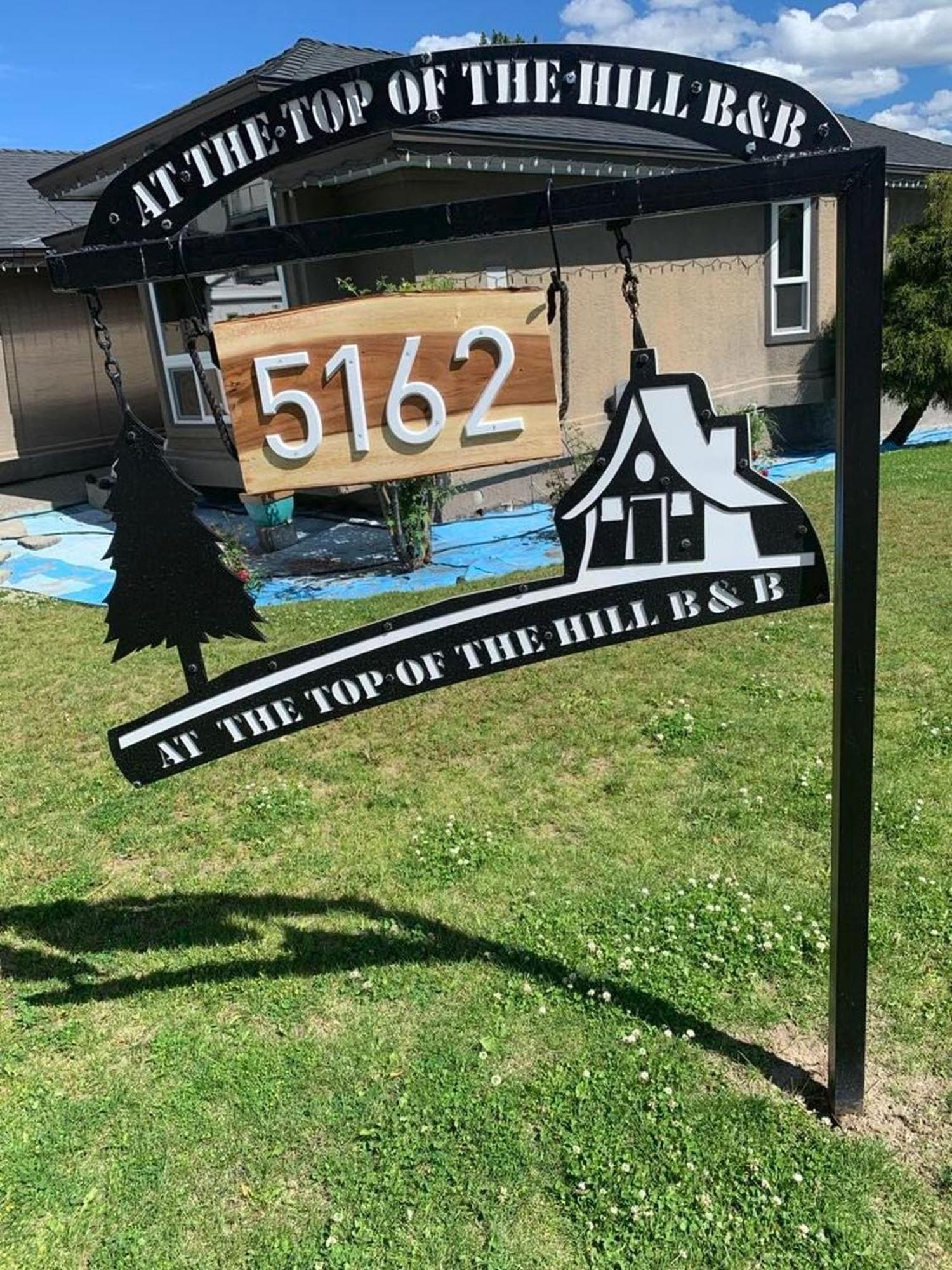 At The Top Of The Hill Peachland Exterior photo