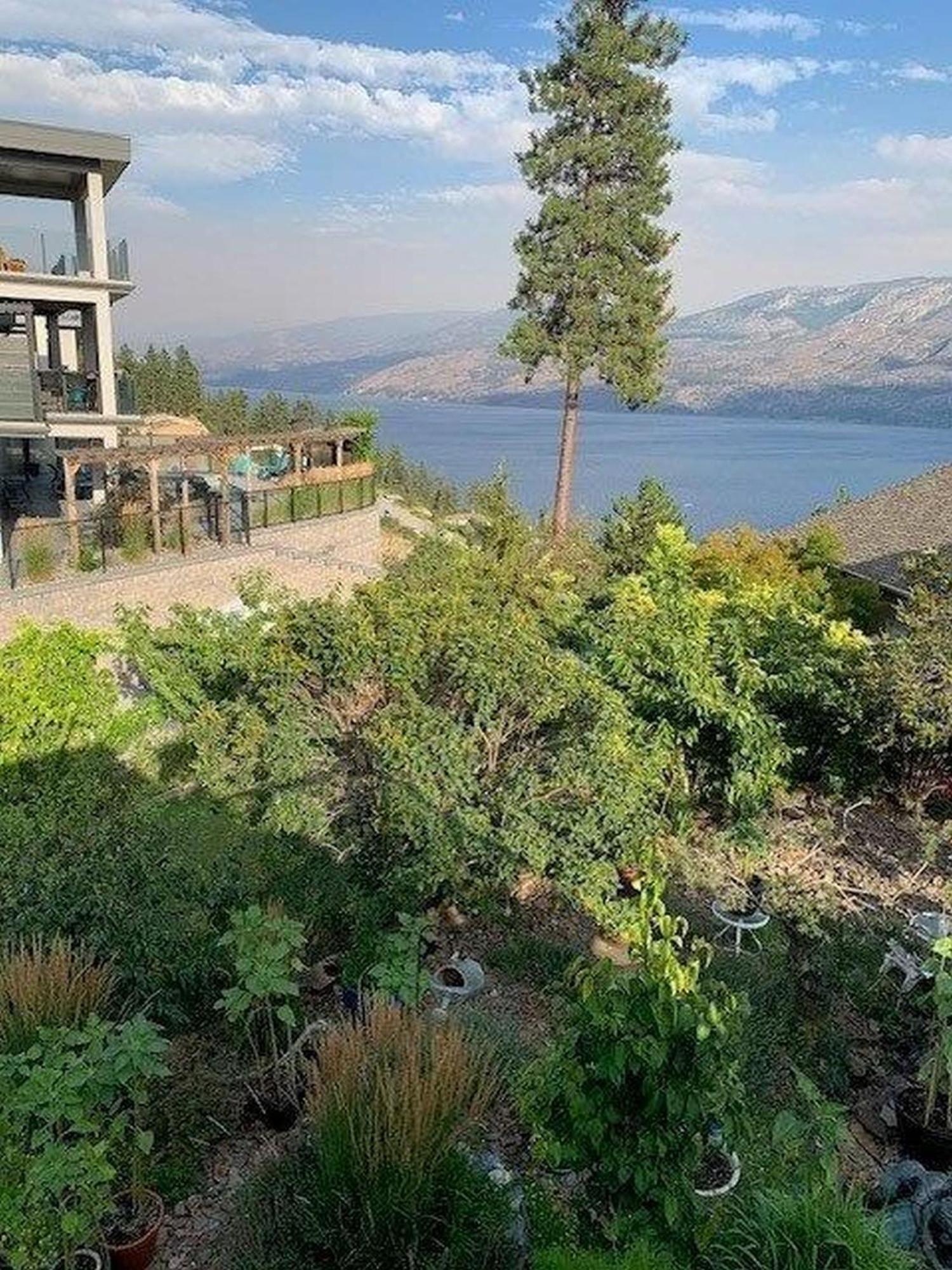 At The Top Of The Hill Peachland Exterior photo